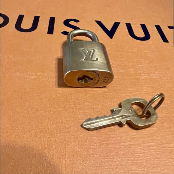 LV lock and key - Picture 6 of 9